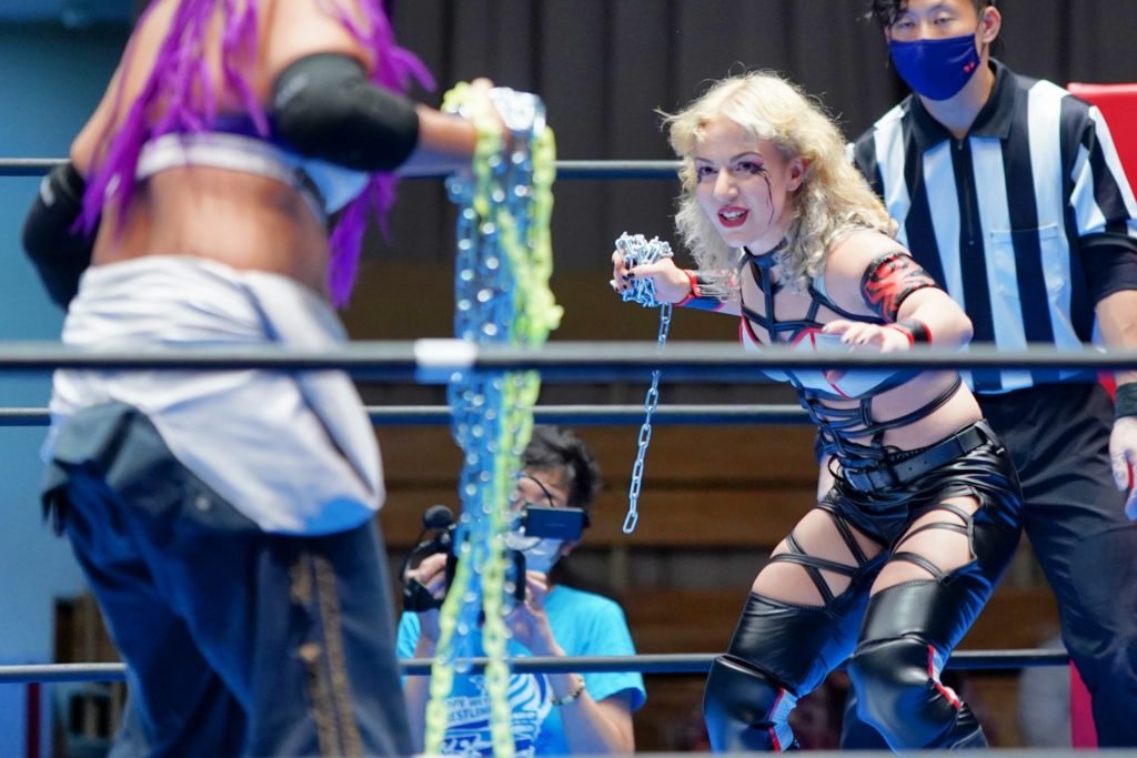 Rina Yamashita vs Thekla in Korakuen Hall for PPV FantastICE Title match, “Chain Attack Only Hardcore.” Photo by Youji Kawauchi